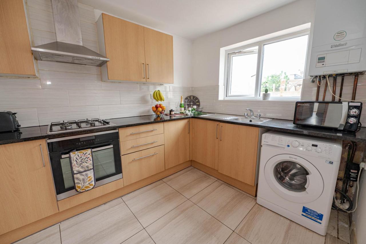 Beautiful 4 Bedrooms House, 7 Walk To Train Station Plumstead  Exteriér fotografie
