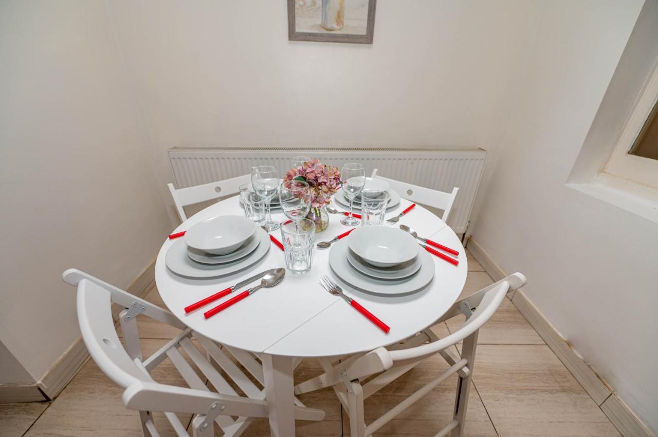Beautiful 4 Bedrooms House, 7 Walk To Train Station Plumstead  Exteriér fotografie