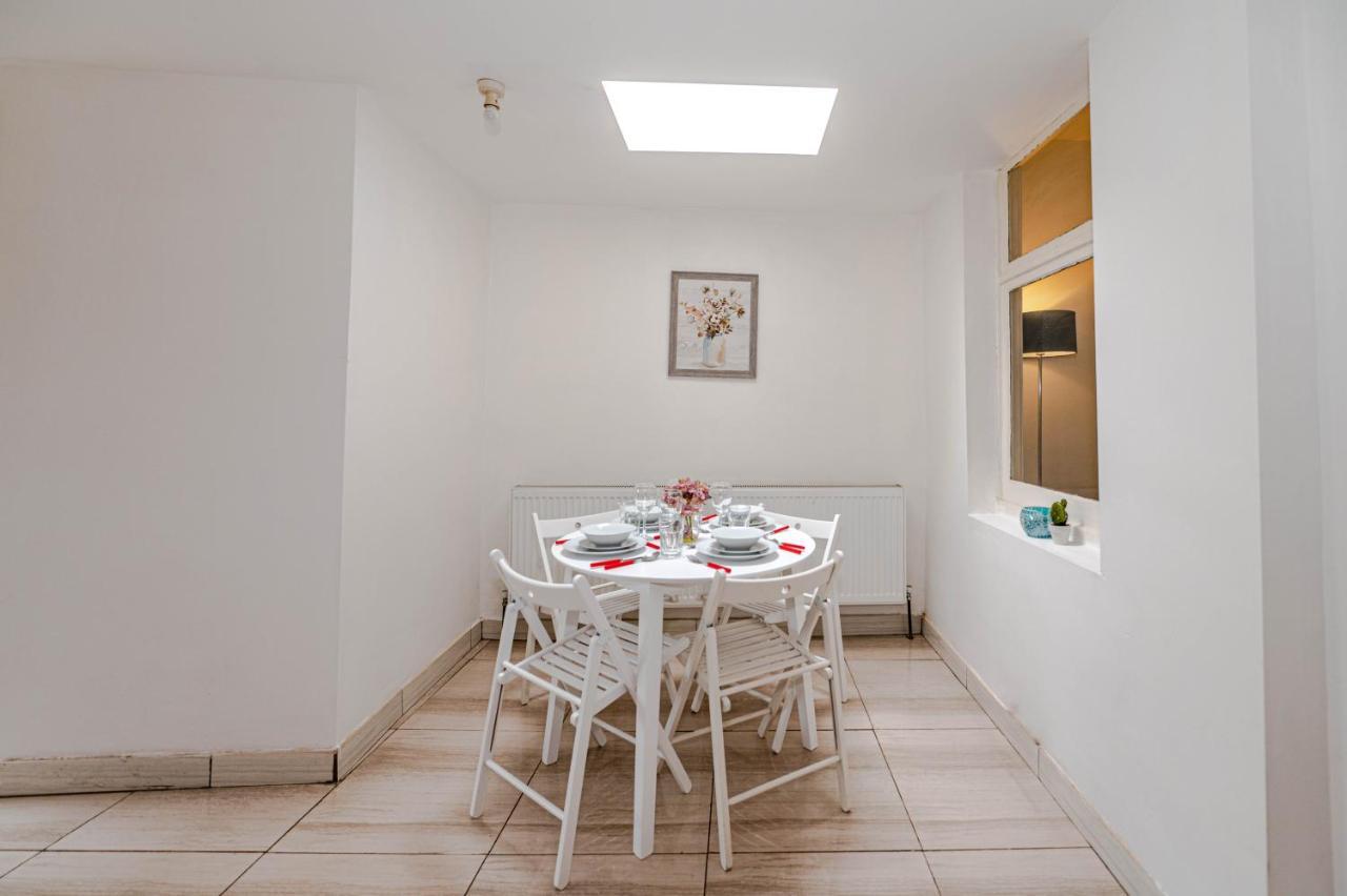Beautiful 4 Bedrooms House, 7 Walk To Train Station Plumstead  Exteriér fotografie