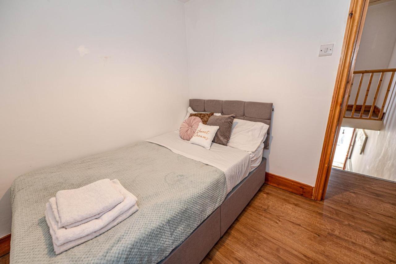 Beautiful 4 Bedrooms House, 7 Walk To Train Station Plumstead  Exteriér fotografie