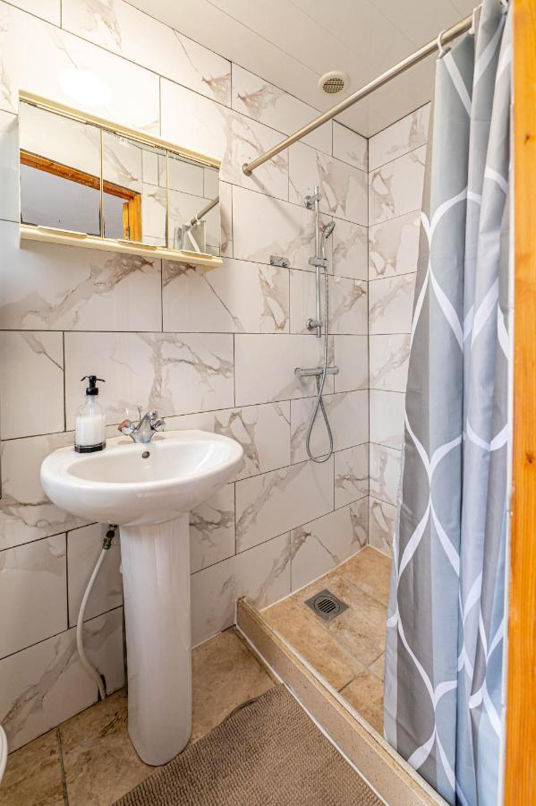 Beautiful 4 Bedrooms House, 7 Walk To Train Station Plumstead  Exteriér fotografie