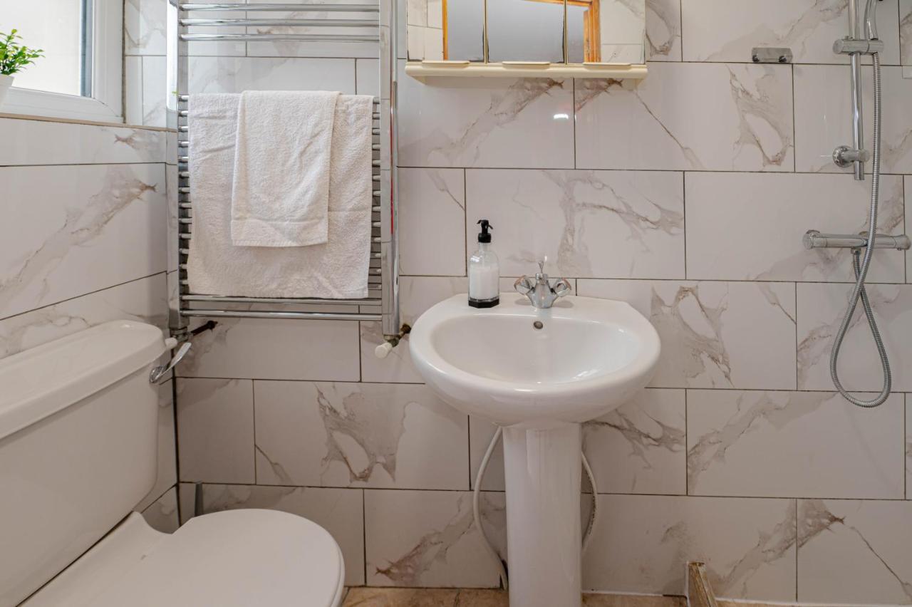 Beautiful 4 Bedrooms House, 7 Walk To Train Station Plumstead  Exteriér fotografie