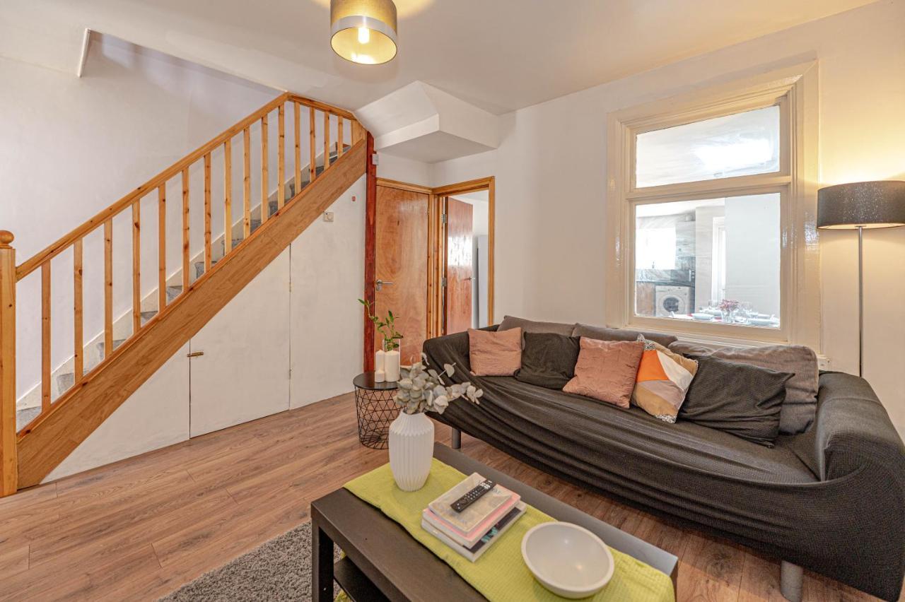 Beautiful 4 Bedrooms House, 7 Walk To Train Station Plumstead  Exteriér fotografie