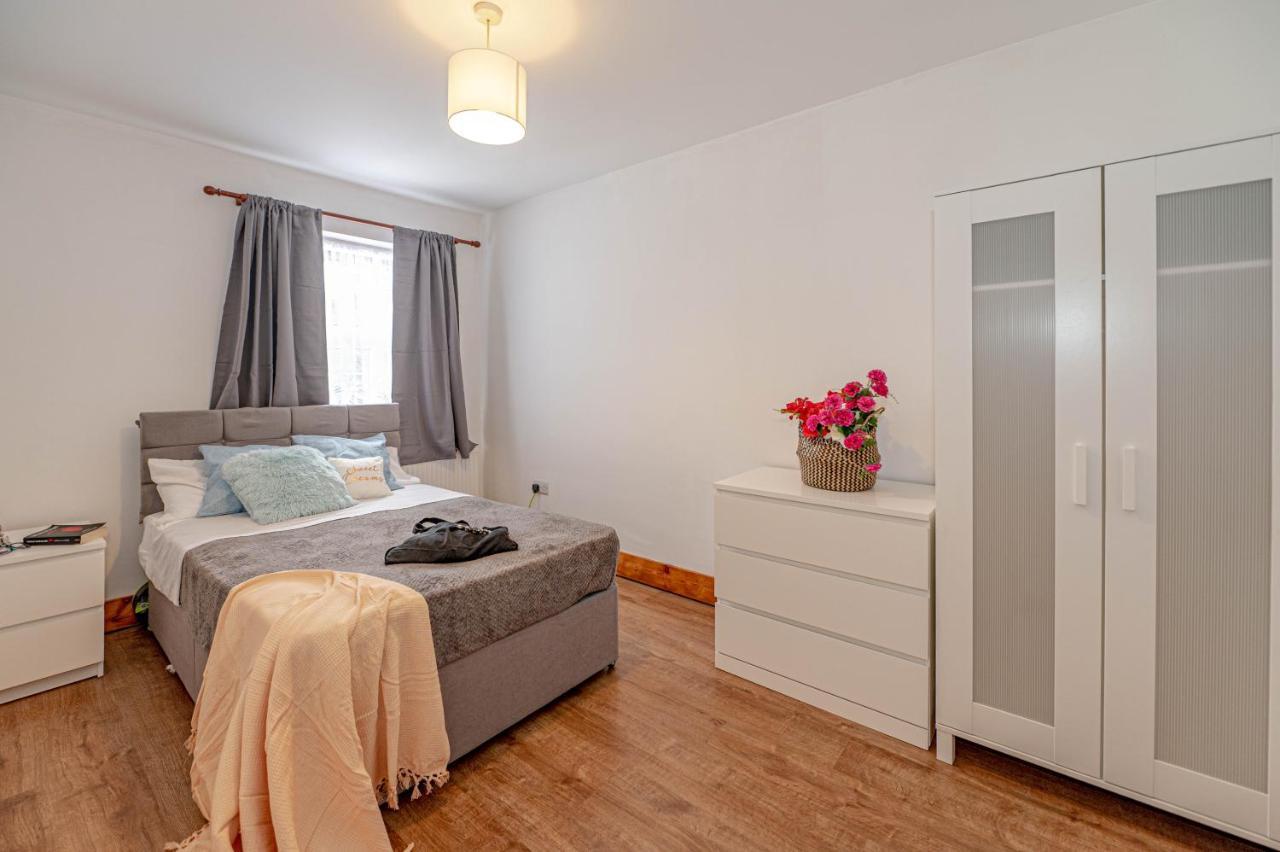 Beautiful 4 Bedrooms House, 7 Walk To Train Station Plumstead  Exteriér fotografie
