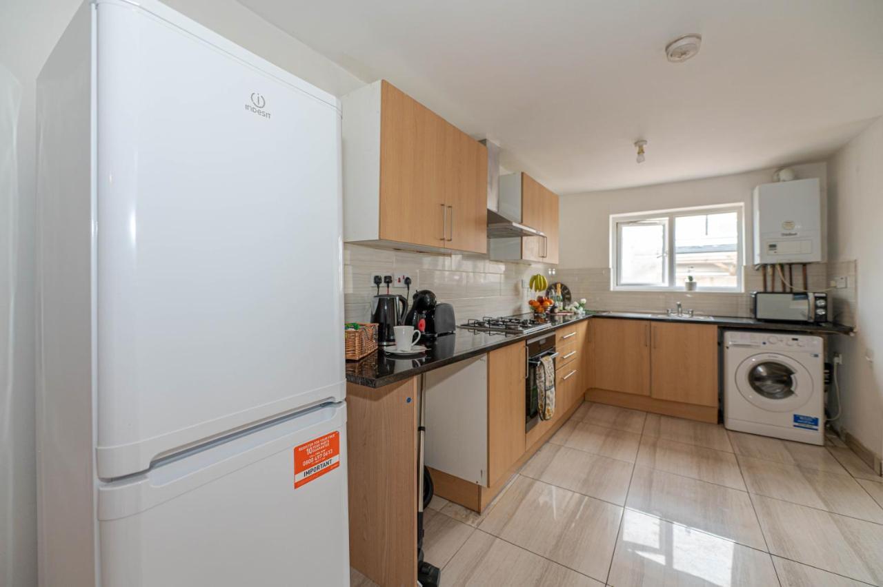 Beautiful 4 Bedrooms House, 7 Walk To Train Station Plumstead  Exteriér fotografie