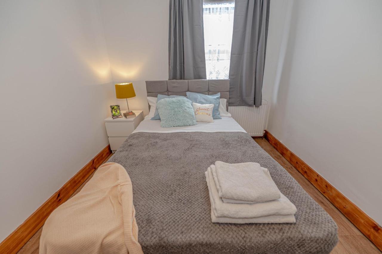 Beautiful 4 Bedrooms House, 7 Walk To Train Station Plumstead  Exteriér fotografie